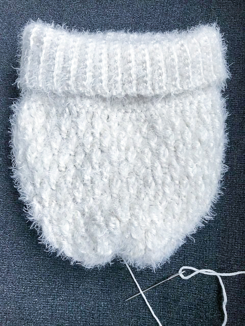 How to cinch the top of the crochet hat.