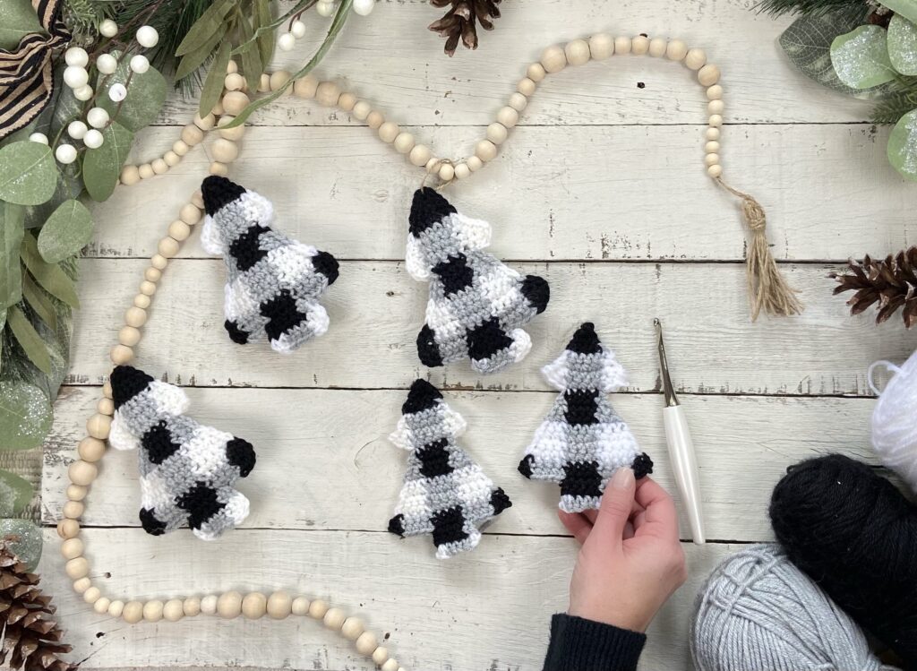 Buffalo Plaid Christmas Crochet Garland Free Pattern