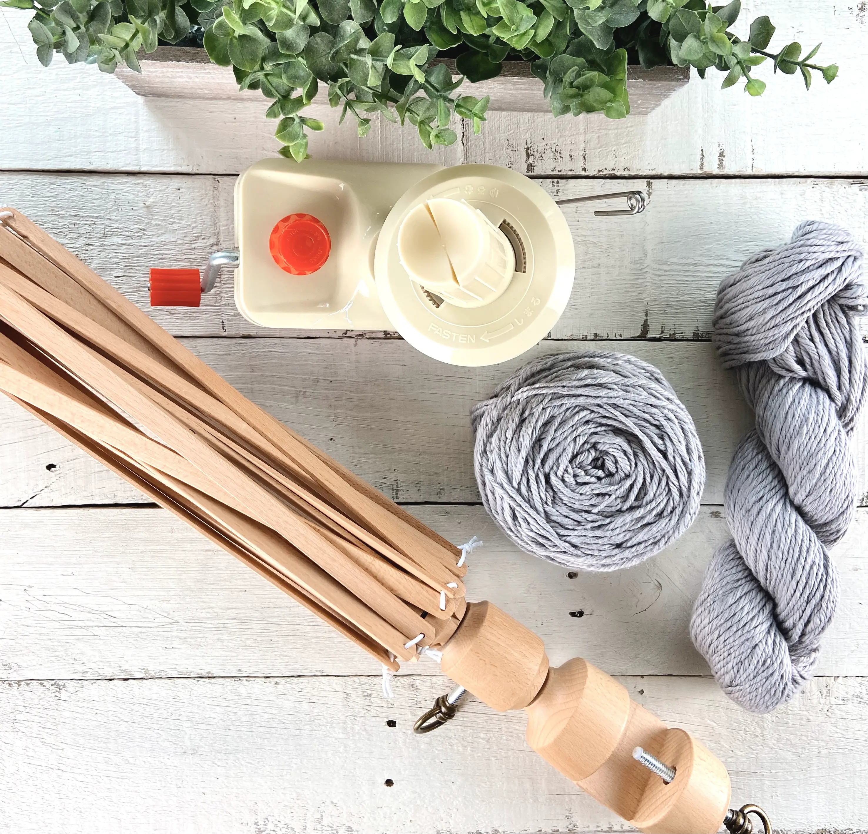 how to use a yarn winder and swift