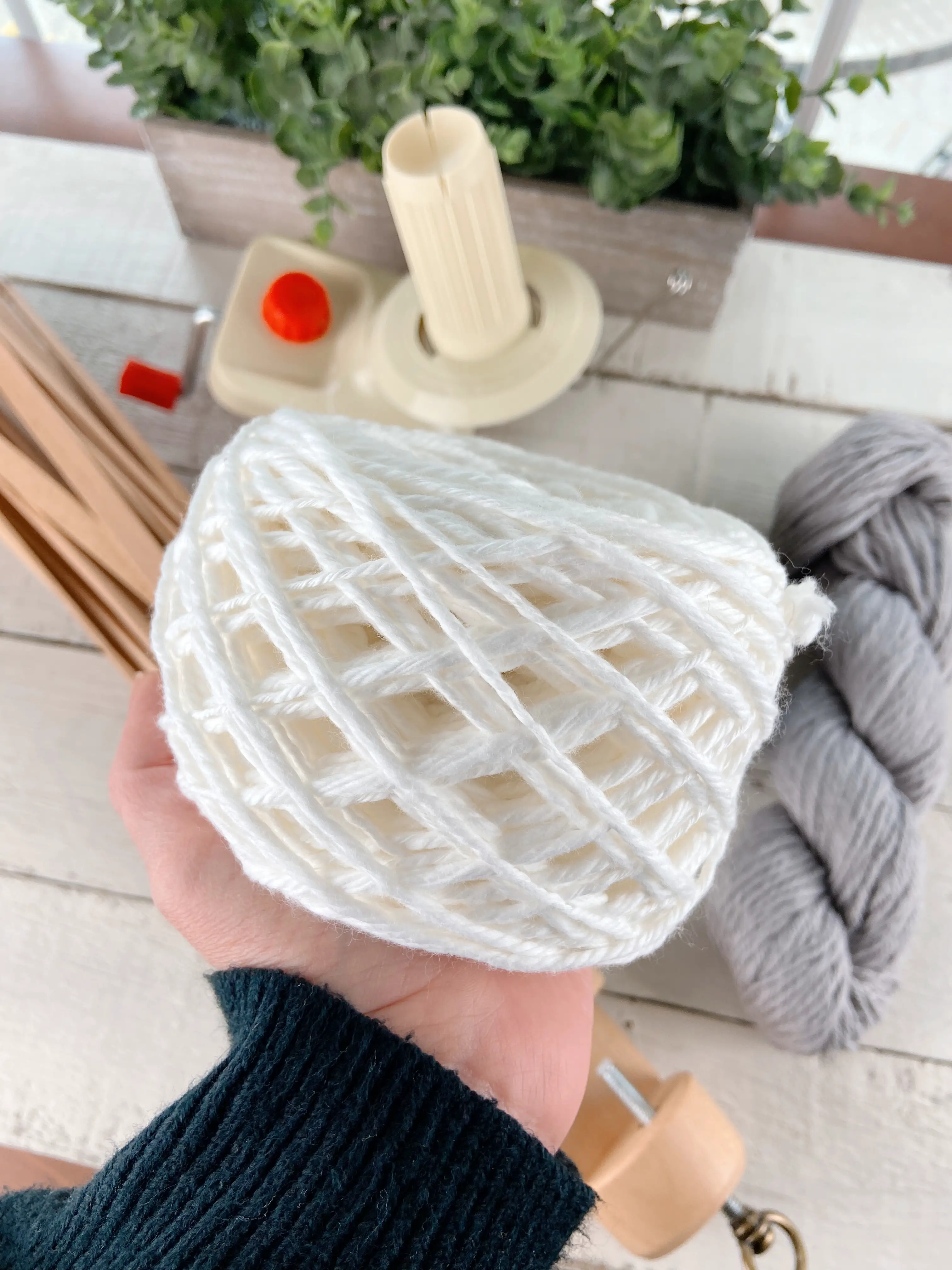 how to wind a yarn cake with a yarn winder and swift
